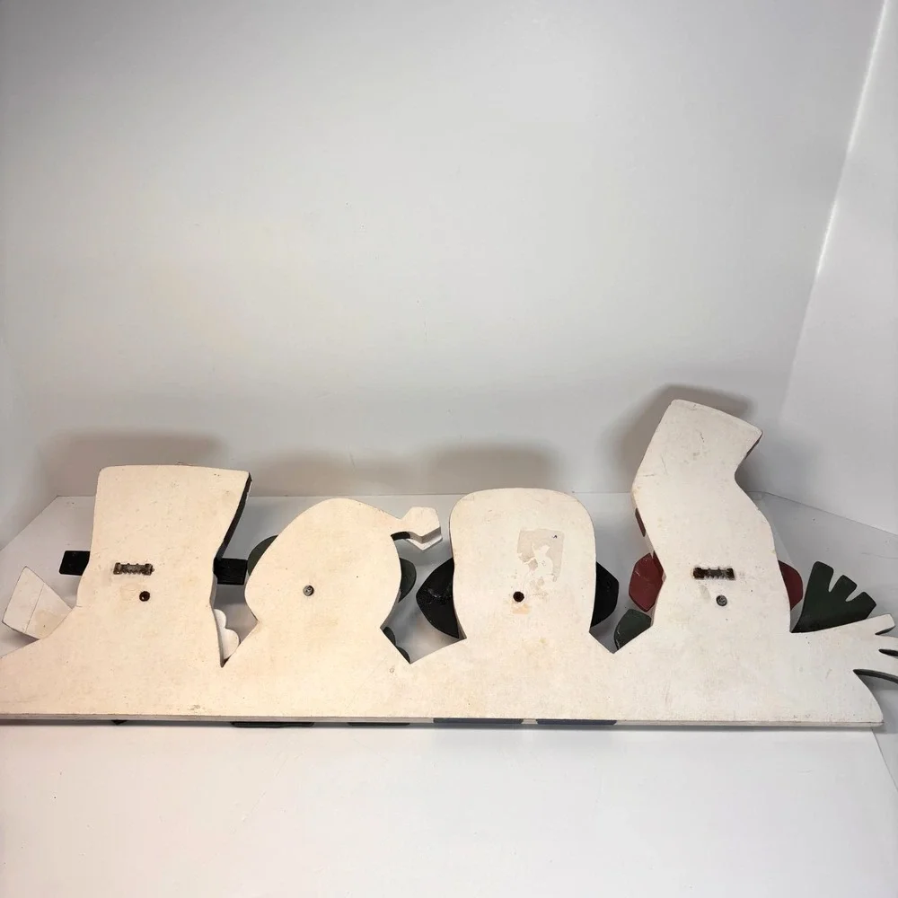 Unique Folk Art Wooden Snowman Family Wall Decor with Peg Nose Hooks‎ – 24